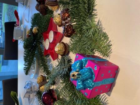 Adventsfeier in Hanau (Symbolbild mit Geschenk)