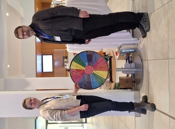 Glücksrad Geschenke und Information gewinnen